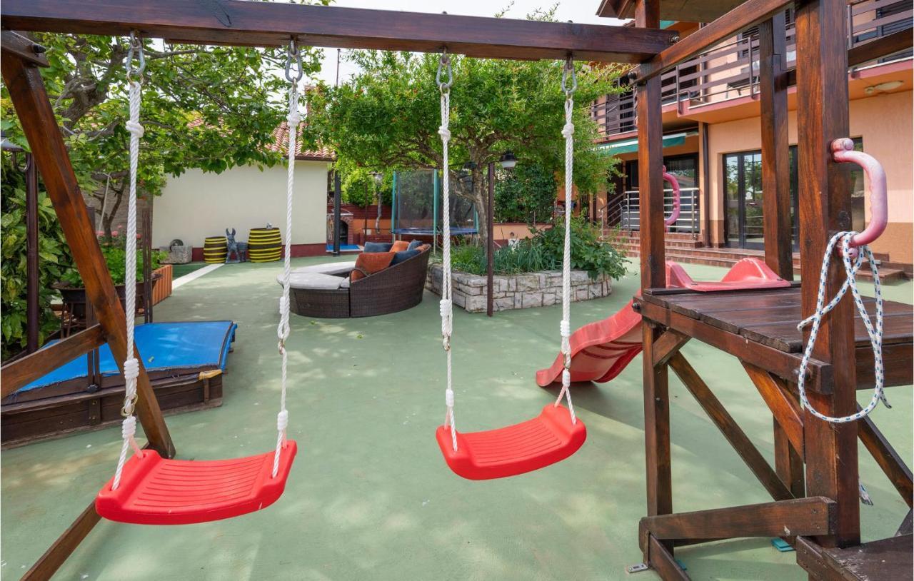 1 Bedroom Amazing Apartment In Peruski Ngoại thất bức ảnh